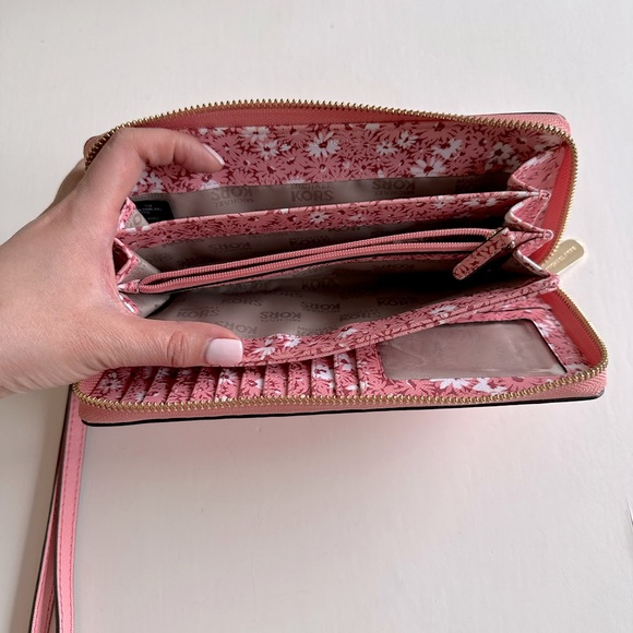 Authentic Pale Pink Michael Kors Wallet - Picture 5 of 11